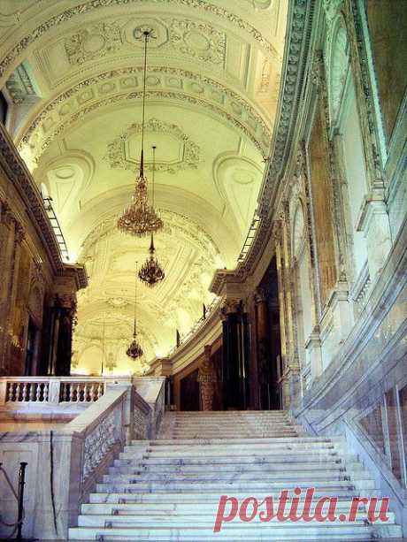 Stairs inside the Hofburg in Vienna 
от Beyond the grave  |  Pinterest • Всемирный каталог идей