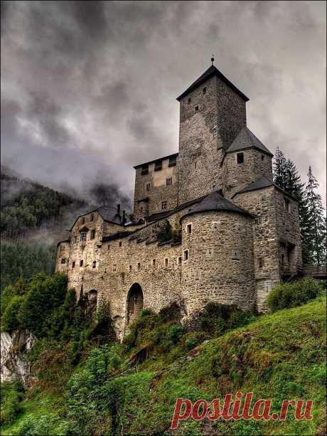 Tures Castle, Trentino-Alto Adige, Italy | Kristine Bannerman приколол(а) это к доске Castles