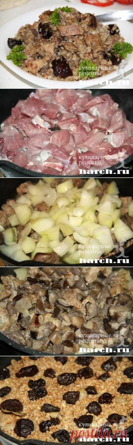 Гречневая каша со свининой, черносливом и грибами