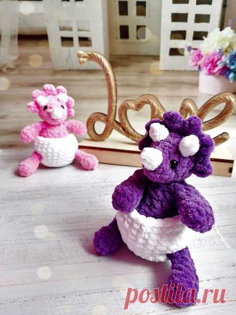 PDF Мини Дино крючком. FREE crochet pattern; Аmigurumi toy patterns. Амигуруми схемы и описания на русском. Вязаные игрушки и поделки своими руками #amimore - плюшевый динозаврик, маленький динозавр из плюшевой пряжи, трицератопс в яйце.