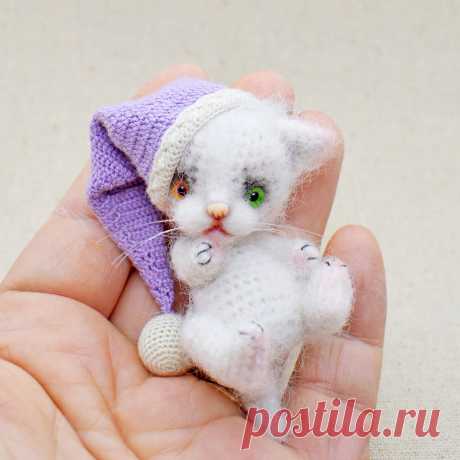 PDF Кисуля. FREE amigurumi crochet pattern. Бесплатный мастер-класс, схема и описание для вязания амигуруми крючком. Игрушки своими руками! Котик, кот, кошечка, кошка, котенок, cat, kitten, gato, gatito, gatinho, chat, minou, kitty, kätzchen. #амигуруми #amigurumi #amigurumidoll #amigurumipattern #freepattern #freecrochetpatterns #crochetpattern #crochetdoll #crochettutorial #patternsforcrochet #вязание #вязаниекрючком #handmadedoll #рукоделие #ручнаяработа #pattern #tutorial #häkeln #amigurumis