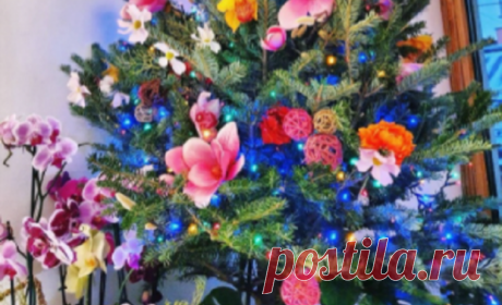 Новогодний тренд в соцсетях: люди украшают елки не игрушками и гирляндами, а цветами