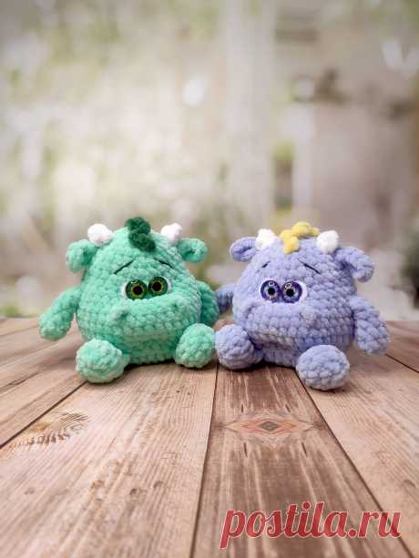 PDF Сувенирный Дракончик крючком. FREE crochet pattern; Аmigurumi toy patterns. Амигуруми схемы и описания на русском. Вязаные игрушки и поделки своими руками #amimore - плюшевый дракон, маленький дракончик из плюшевой пряжи, динозавр, динозаврик.