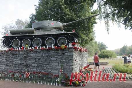 Советский памятник-танк Т-34 перейдет в собственность Эстонии. Памятник-танк Т-34 и другие советские военные памятники перейдут в собственность Эстонии, ранее они принадлежали городу Нарва. «Правительство дало согласие на передачу нарвского танка и частей других военных памятников в государственную собственность», — сообщили в пресс-службе республики.