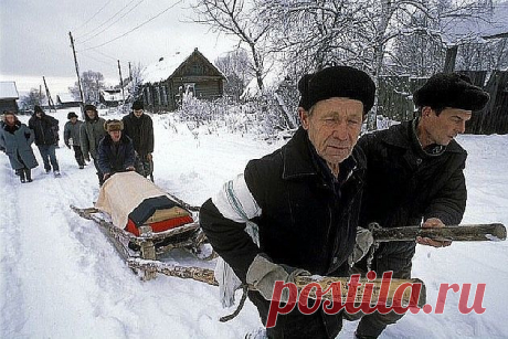 Это стихотворение написала медсестра Лотошинской ЦРБ. Она его в одноклассниках разместила, ее заблокировали. Потом еще раз разместила, кто-то поделился, кто-то скопировал. Так и пошло.... 

ЧИТАЙТЕ ДО КОНЦА... 
Я камень в ваш бросаю огород, 
В красивых галстуках тупые остолопы! 
За что вы так не любите народ, 
Кормящий ваши праведные жопы? 

Я кто? Я рядовая медсестра. 
Живу, кормлю детей на 10.300. 
И нет уже надежды на Христа. 
Все чаще вспоминаю коммунистов… 

Учитель, ...