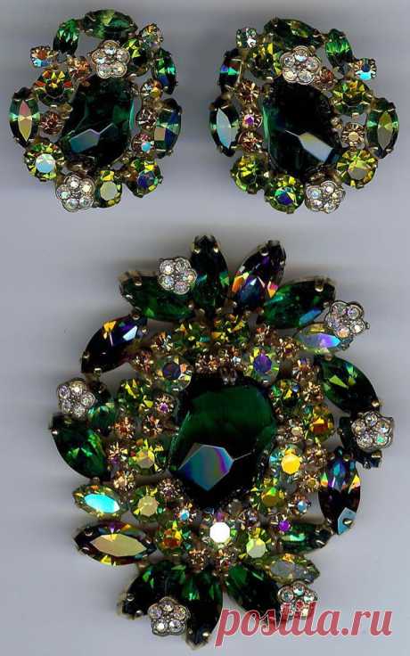 WEISS GORGEOUS VINTAGE CARVED GREEN GLASS TOPAZ RHINESTONE PIN & EARRINGS SET