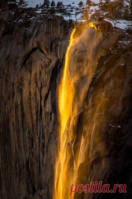 «Лавовый» водопад долины Йосемити: видео — National Geographic Россия