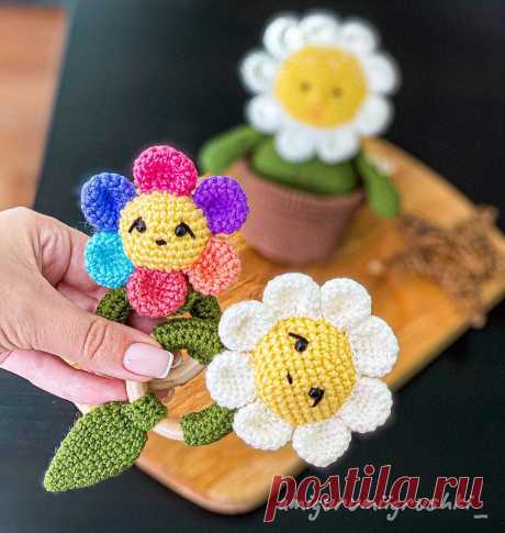 PDF Погремушка Цветок крючком. FREE crochet pattern; Аmigurumi flower patterns. Амигуруми схемы и описания на русском. Вязаные игрушки и поделки своими руками #amimore - погремушка для малышей в виде маленького цветка, цветы, цветочек.