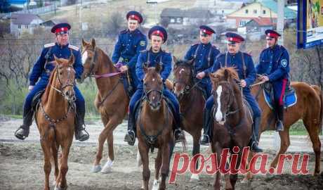 Российские казаки на лошадях идут на Берлин. 23 июня их встретят в Беларуси