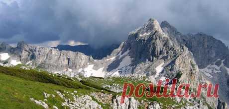 Фејсбук
Beautiful view to the highest peaks of DURMITOR massif - Bezimeni Vrh (2487 m), Bobotov Kuk (2523 m), Đevojka (2440 m) from Planinica (2330 m) summit.