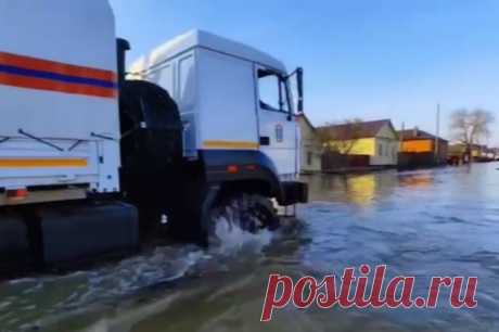 Мэр Козупица: вода из подтопленного Орска уйдет через 1,5-2 недели. В результате прорыва дамбы в городе подтопило около 600 домов.