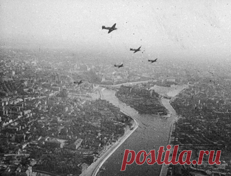Великая Отечественная война запомнилась жителям Москвы бесконечными воздушными тревогами. Посылая бомбардировать столицу СССР всё новые и новые самолёты, Гитлер рассчитывал морально сломить дух горожан.
