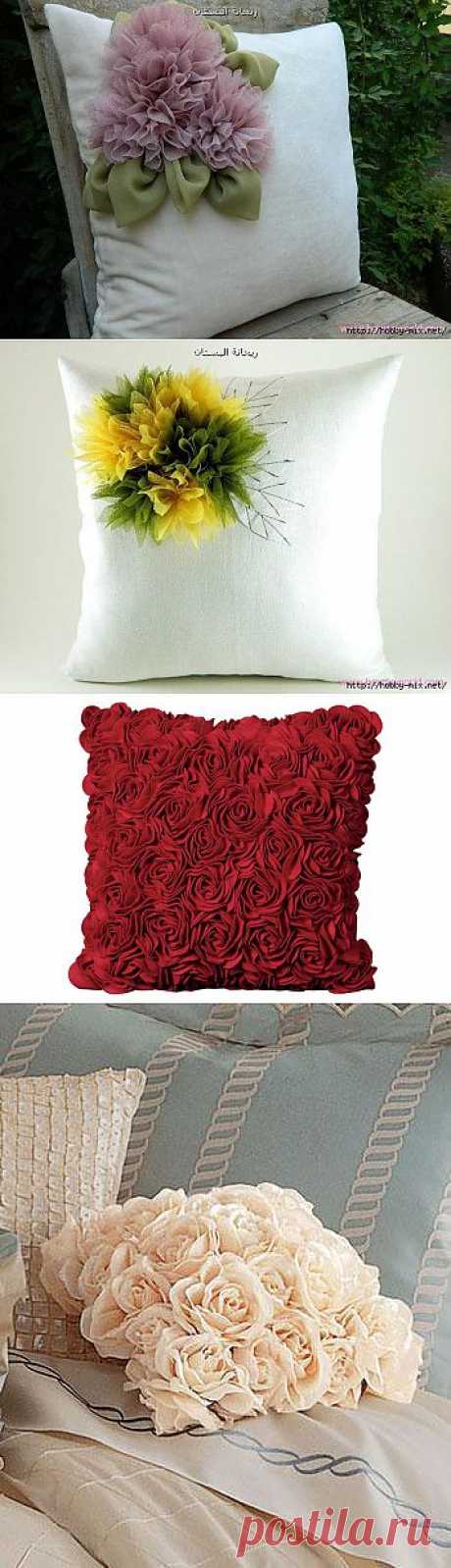 Красивые подушки с цветочным декором.
