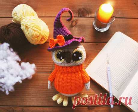 PDF Совушка крючком. FREE crochet pattern; Аmigurumi toy patterns. Амигуруми схемы и описания на русском. Вязаные игрушки и поделки своими руками #amimore - сова, совушка в ведьминской шляпе, совёнок на Хэллоуин, птица, птичка.