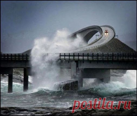 Мост через Атлантический океан (Норвегия) во время шторма.