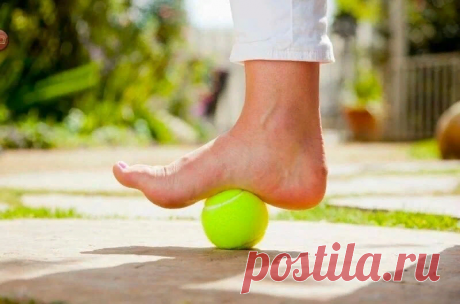 Расслабить спину, повысить молодость лица, снять усталость с ног: катаем стопами простой теннисный мячик | health & beauty | Яндекс Дзен