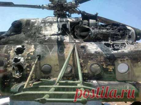 Будни войны. На фото Ми-17 ВВС Сирии после попадания ПЗРК. И вот в таком состоянии машина дотянула до аэродрома.