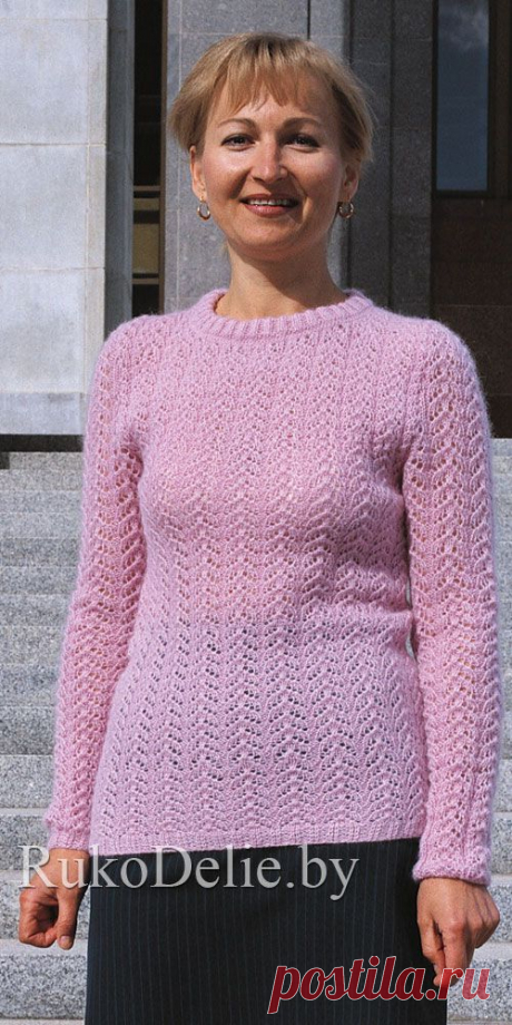 Связанный на спицах ажурный пуловер из мохера.