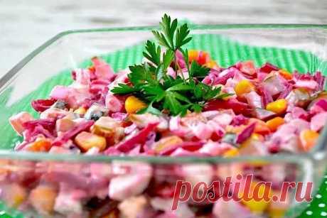 Салат со свеклой, кукурузой и маринованными огурцами - отличный рецепт повседневного салата Вкусный, а самое главное, легкий в приготовлении салат из свеклы