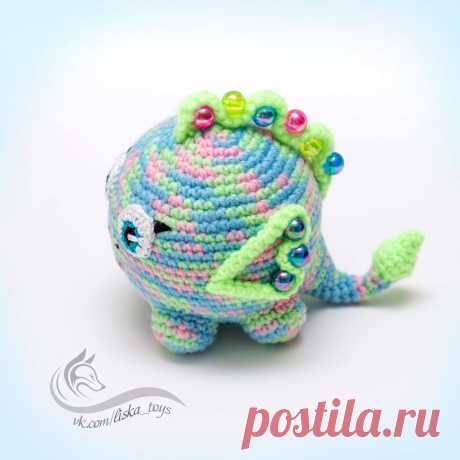 PDF Дракончик Погремушка крючком. FREE crochet pattern; Аmigurumi toy patterns. Амигуруми схемы и описания на русском. Вязаные игрушки и поделки своими руками #amimore - маленькая погремушка в виде дракона, дракончик, динозавр, динозаврик.