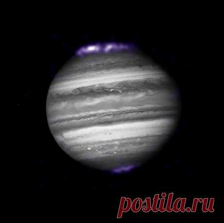 Полярные сияния на Юпитере в 8 раз ярче земных, а о природе их возникновения астрофизики спорят почти 40 лет.