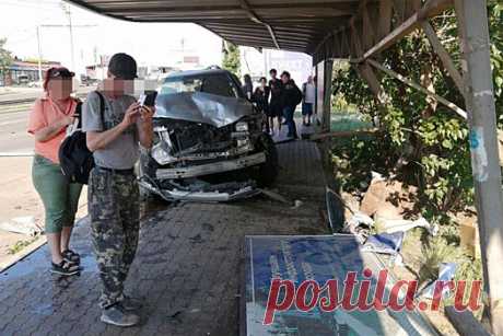 В Улан-Удэ водитель Land Cruiser сбил двух человек, снес остановку и сбежал | Pinreg/авто ДТП: В Улан-Удэ нетрезвый водитель повредил чужой автомобиль, сбил двух человек, повредил автобусную остановку и сбежал. Об этом сообщает Telegram-канал Babr