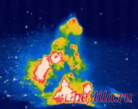 Крупное извержение вулкана Стромболи произошло в Италии В южно-центральной области террасы кратера Стромболи инфракрасные камеры зафиксировали сильное извержение. Датчики регистрировали сейсмическую активность,