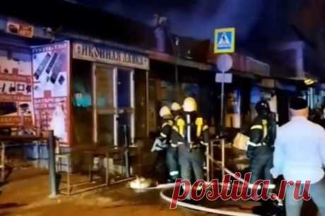 В Астрахани загорелись магазин и торговые павильоны. Площадь пожара составила 1200 квадратных метров.