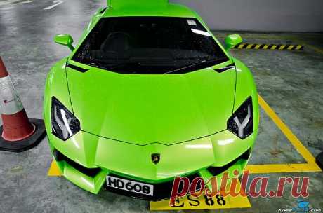 Green Lamborghini Aventador LP700-4