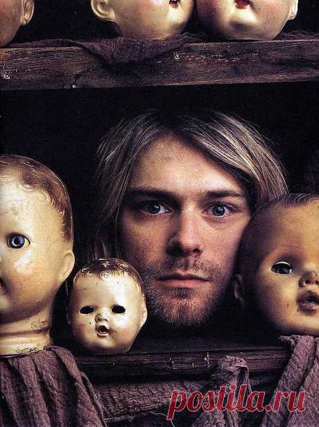 Курт Кобейн (Kurt Cobain)
Mark Seliger — именитый американский фотограф. Специализируется на портретах знаменитостей. Родился в 1959 году в Техасе. Работал главным фотографом журнала Rolling Stone с 1992 года по 2002. Живет в Нью-Йорке.