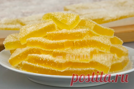 Апельсиновый мармелад: вкуснятина в домашних условиях Украшение для тортов, рулетов, пирожных. Апельсиновый десерт к чаю. Как приготовить вкусный мармелад в домашних условиях.

Ингредиенты:

 	апельсин — 1,5 шт.
 	лимон — 1 шт.
 	сахар — 400 г (~ 2 стакана)
 	вода — 100 мл
 	желатин — 20 г

Подробное приготовление мармелада смотрите в видео н