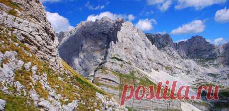 Фејсбук
View to Bobotov Kuk (2523 m), Đevojka (2440 m), Lučin Vrh (2396 m) and Minin Bogaz (2387 m) from Šareni Pasovi (2248 m).