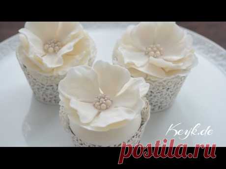 Hochzeits Cupcakes: Blütenpaste Rose mit Zuckerperlen Brosche - Satin Ice und FunCakes