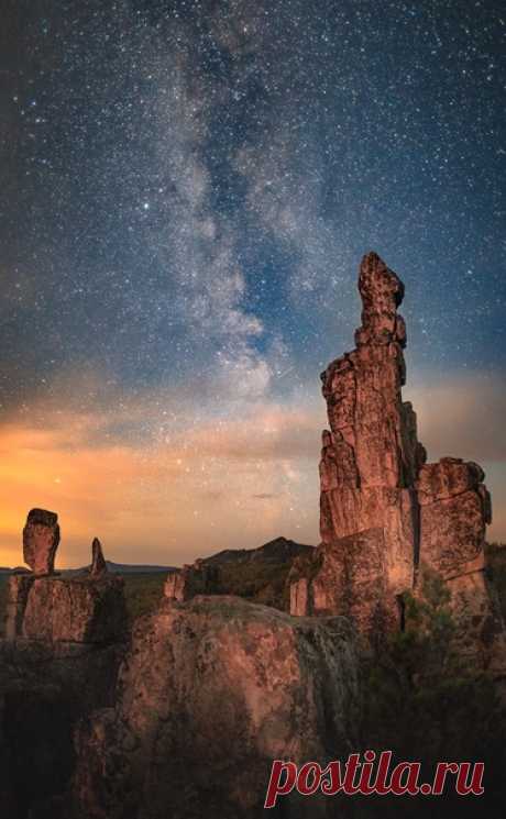Млечный Путь над Южноуральским хребтом Инзерские Зубчатки. Автор фото – Павел Меньшиков. Доброй ночи!