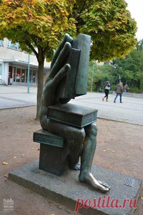 Перед входом в библиотеку (Дармштадт, Германия)
Источник фото: https://conjure.livejournal.com/1277991.html Facebook