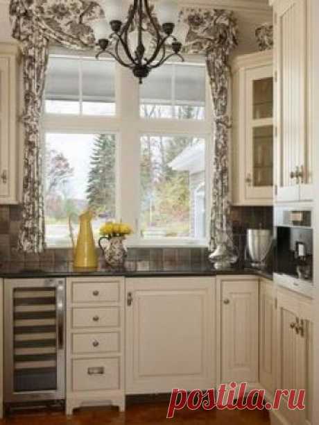 Выбрав короткие шторы на кухню, вы позаботитесь не только о красоте, но и об опрятности помещения. Они создают настроение и служат украшением.