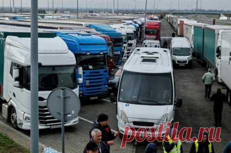 «Позорная блокада». Поляки не пускают украинские грузовики в Евросоюз. На польско-украинской границе пробка в 53 километра.