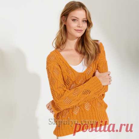 Модный пуловер с V-образным вырезом связан спицами ажурными ромбами в сочетании переплетенных кос из хлопковой пряжи с шелком оранжевого цвета.