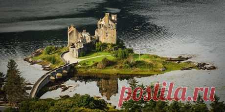 Замок Эйлен Донан (Eilean Donan Castle). Шотландия. Великобритания | ASPTur.com
В XIII веке, во время правления короля Александра II, на острове была построена первая крепость. В 1263 году Александр III передал замок во владение Колину Фицджералду (члены клана Маккензи считают его своим родоначальником) в качестве награды за доблесть во время битвы при Ларгсе. В этом сражении был побежден норвежский король Хокон IV и в результате к Шотландии были присоединены Гебридские острова и остров Мэн.