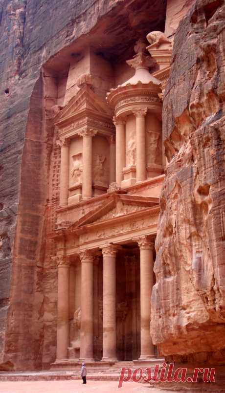 Petra. The Treasury. El Tesoro, cuya visión aparece al final del imponente Siq. Puede haber sido diseñado para intimidar a los recién llegados a Petra!!