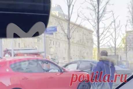 Последствия ДТП с Maserati в центре Москвы сняли на видео. В центре Москвы на Садовом кольце произошло ДТП с участием трех автомобилей. Видео последствия аварии сняли на видео. На кадры попала красная Maserati, белый Mercedes и черный Nissan. Nissan от столкновения с Maserati вылетел на тротуар. По предварительным данным, виновник аварии — водитель красной машины.