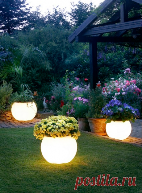 Оригинальное освещение сада с помощью люминесцентной краски
