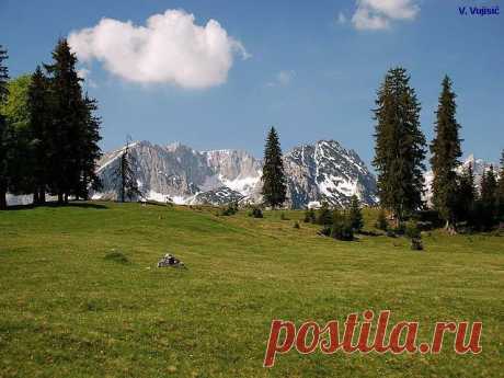 Фејсбук
Paradise of DURMITOR range, view from beautiful Pitomine plateau above Zabljak town. May 13, 2007.