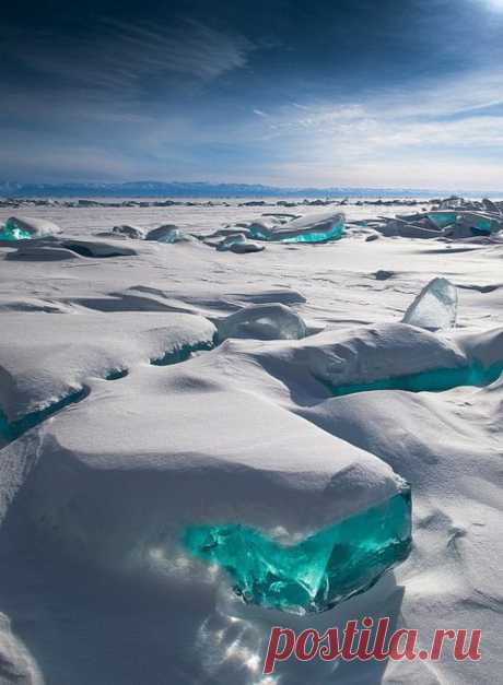 “In March, due to a natural phenomenon, Siberia’s Lake Baikal is particularly amazing to photograph. The temperature, wind and sun cause the ice crust to crack and form beautiful turquoise blocks or ice hummocks on the lake’s surface.” Photograph by Alex El Barto. |  Найдено на сайте oecologia.tumblr.com.