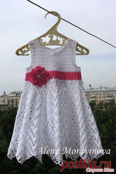 Вязаное белое платье с розой.