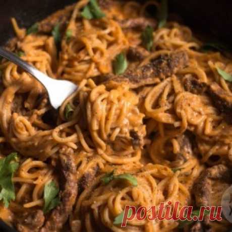 Что готовить на ужин каждый день: бефстроганов со спагетти в одной посуде - МирТесен