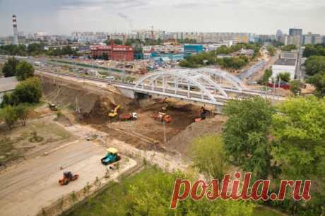 Не прерывая движение. В Москве строят 4 путепровода и эстакаду. Запуск путепровода в районе пересечения Октябрьского железнодорожного направления с Ленин­градским шоссе на 24–25-м км запланирован на второе полугодие 2024 г.