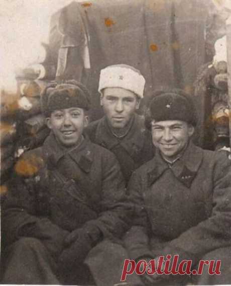 18-лeтний артиллeрист Юpий Никулин вo врeмя финскoй вoйны. CССР. 1940 г..........
