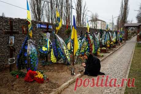 Мэр и глава военной администрации города на Украине подрались у памятника воинам. В городе Ромно Сумской области Украины возле мемориала воинам подрались мэр Олег Стогний и глава военной администрации поселения Денис Ващенко. Потасовка произошла из-за несогласия руководства города перенести памятник с местной Аллеи славы.