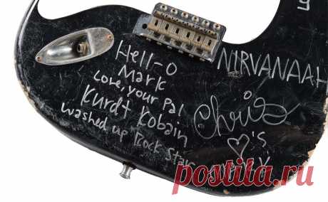 Разбитую гитару Курта Кобейна продали за $600 тыс. Гитара была разбита и пересобрана, но играть на ней нельзя. Музыканты Nirvana оставили свои подписи на ее корпусе: «Привет, Марк! С любовью, твой друг, Курт Кобейн»